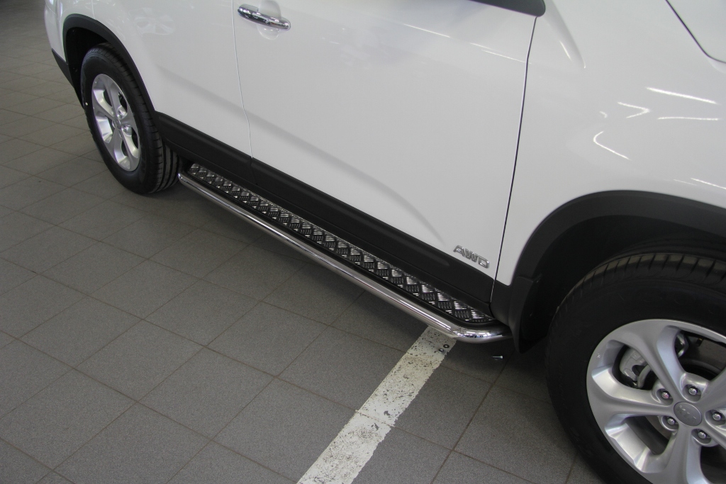 Защита порогов с алюминиевой накладкой d51 на KIA Sorento