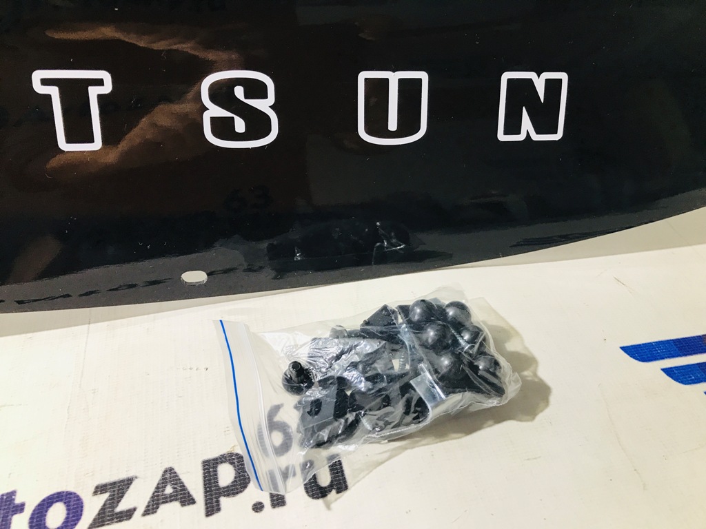 Накладка (дефлектор) капота на Datsun