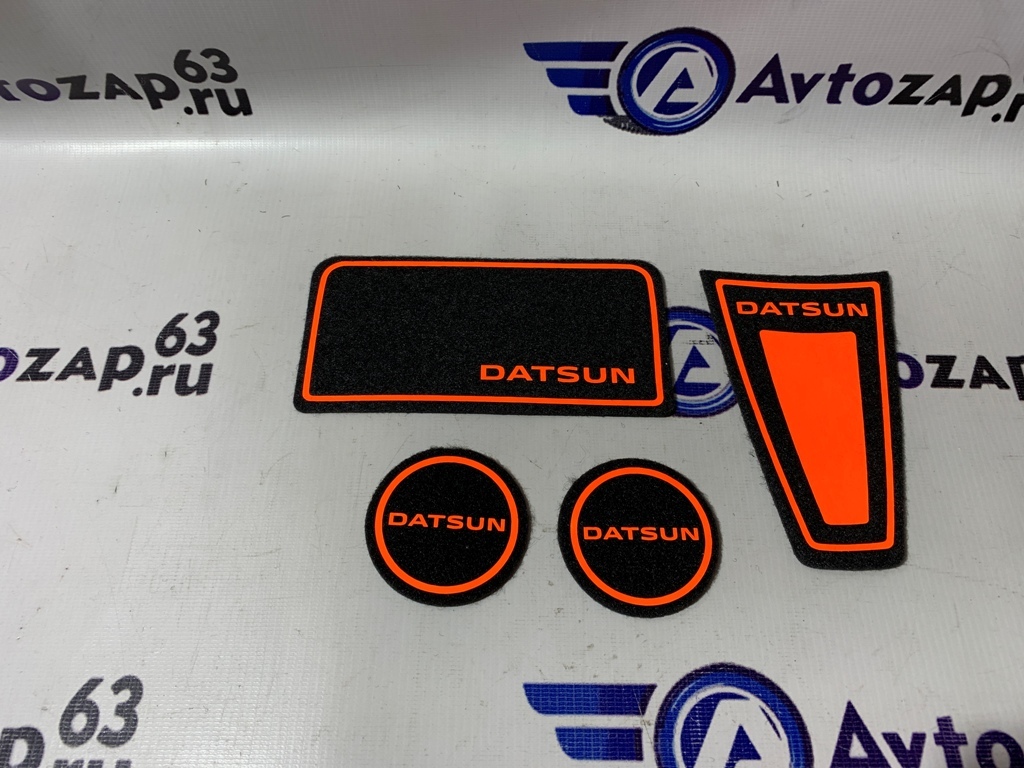 Комплект ковриков панели приборов и консоли на Datsun